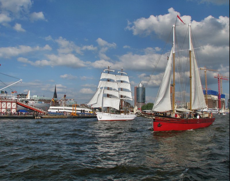 280. Hafengeburstag in Hamburg. Aufnahme von Bord des Raddampfers  Frya  in der Parade.