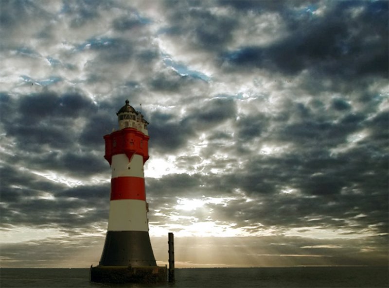 6.00 Uhr morgens, kommt bei sehr ruhiger See der Leuchtturm  Roter Sand  in Sicht. (NO von Wangerooge) Wird in Deutschland als der  Knig der Leuchttrme  genannt. Nachdem 1986 auch das letzte Nebenfeuer gelscht wurde, sollte er alsbald abgerissen werden.
Letztendlich wurde er durch vielseitigen Protest unter Denkmalschutz gestellt.