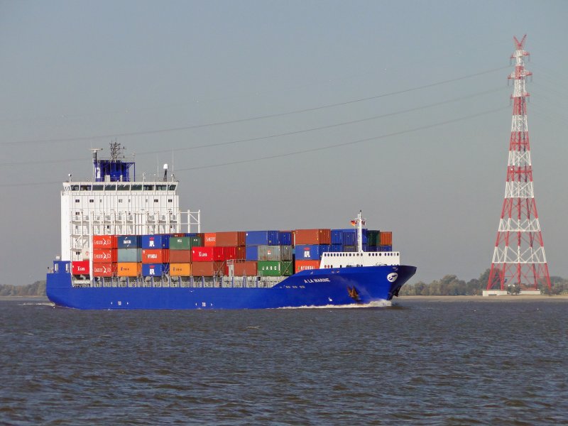  A LA MARINE  auf der Elbe bei Stade.
 Im Hintergrund ist mit 227m der hchste Strommast der Erde zu sehen! 