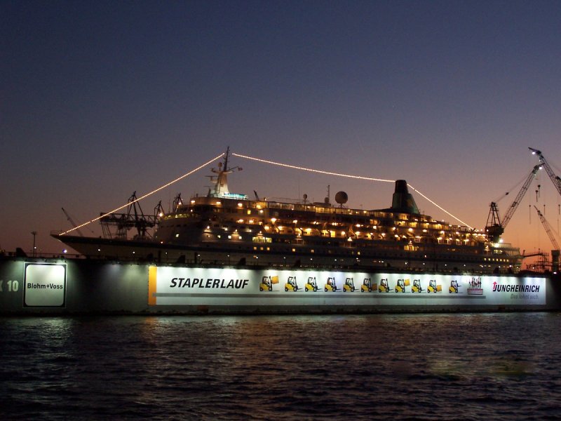 Abendstimmung im Hamburger Hafen. Im Schwimmdock 10 von Blohm+Voss liegt ein  Kreuzfahrer  zur Reparatur.