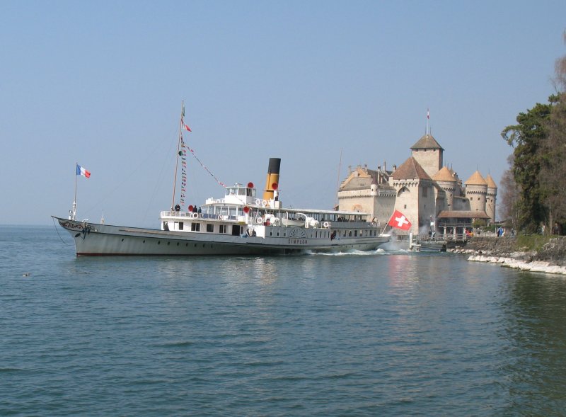 Abgelegt. Das Dampfschiff   SIMPLON   bei der Abfahrt von der Anlegestelle Chateau de Chillon nach Lausanne-Ouchy.