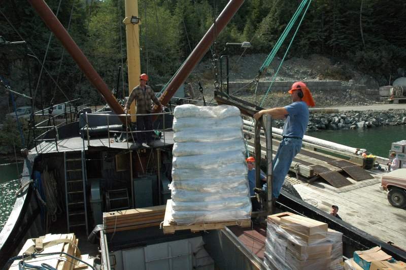 Ablad von Baumaterial von der MV Uchuck in einem Holzfllercamp