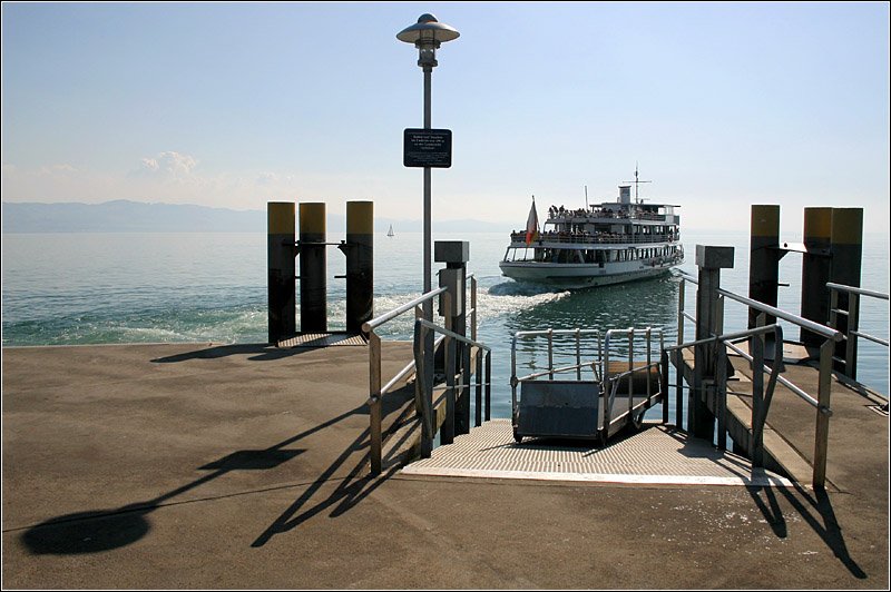 Ablegen der  MS Karlsruhe  von der Anlegestelle Kressbronn. 26.4.2007 (Matthias)