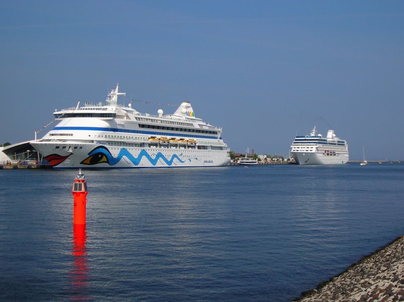 AIDA AURA und OCEANIA im Hafen von Warnemnde