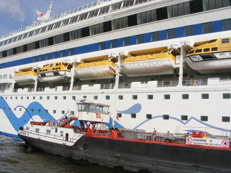 AIDAAura beim betanken im Hamburger Hafen , Sommer 2008