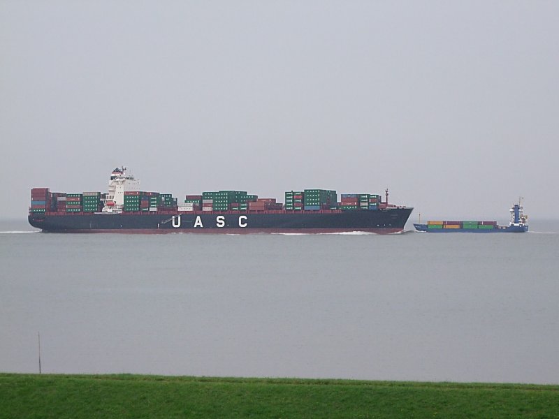 Al-Rawdah (IMO-9349564;L=306;B=40m) begegnet im Bereich der Grimmershrn-Bucht in Cuxhaven einem weiteren Containerschiff;090901