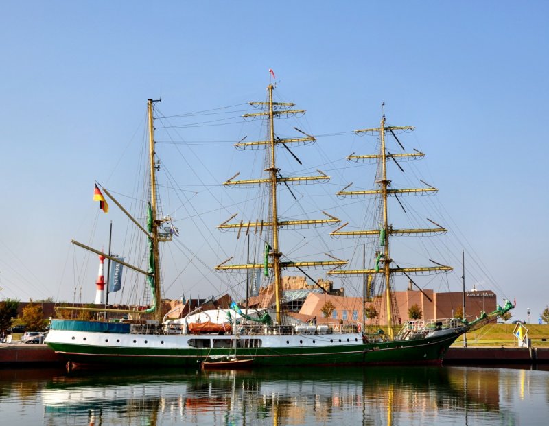  Alexander von Humbold  am 27.09.09 in Bremerhaven. LOg.62,55m - Br.8,02m - 1035 m2 Segelflche - Bugstrahlruder - Heimathafen Bremerhaven