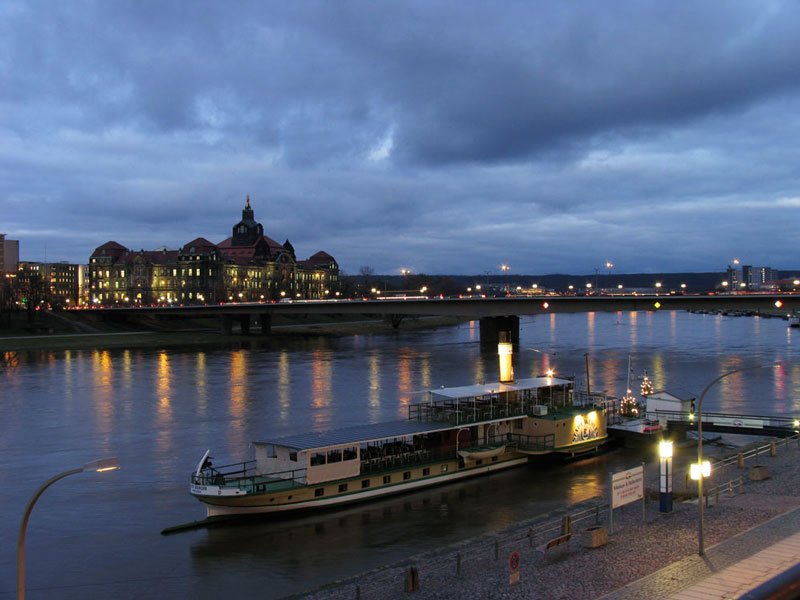 Allen Freunden von schiffbilder.de, besonders Thomas und seinen Admins FRHLICHE WEIHNACHT mit: Blick am Abend auf Seitenraddampfer  STADT WEHLEN  in Dresden auf der Elbe am Terrassenufer, im Hintergrund das Regierungsprsidium; Dezember 2007
