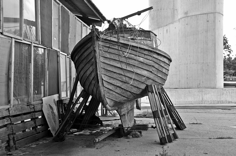 als historisch kann man dieses kleine Segelboot schon bezeichnen auf Grund der langen Trockenzeit an Land