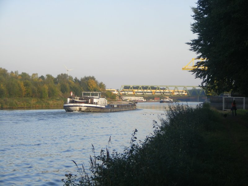 ALSLEBEN auf dem Mittellandkanal bei Lbbecke auf der Brcke ist die Eurobahn zu sehen die auf den Weg nach Bielefeld ist.
Foto vom 26.09.08