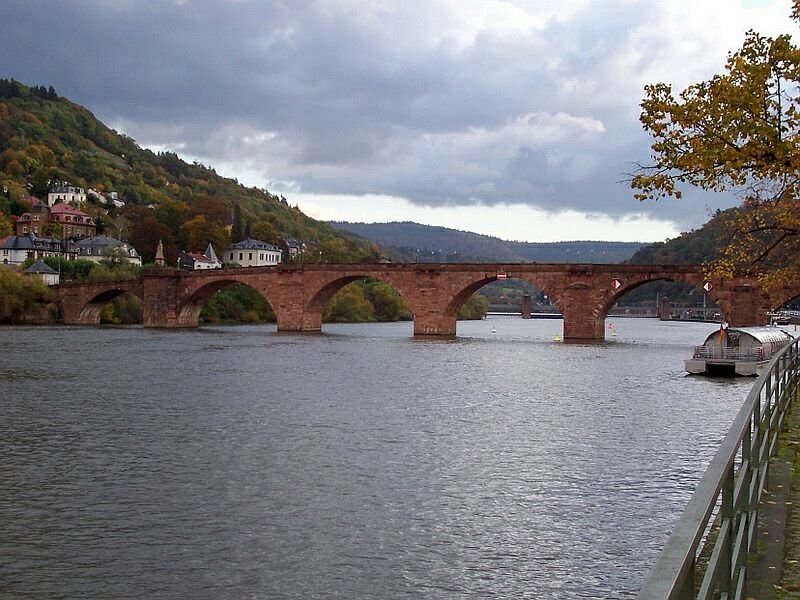 Alte Brcke in Heidelberg im Oktober 2004, rechts Boot mit Solar-Antrieb fr Rundfahrten.