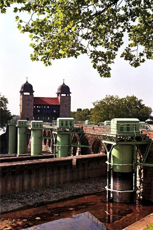 Alte Schleuse Henrichenburg (20. Juli 2002). Blick auf die entleerten Sparbecken.