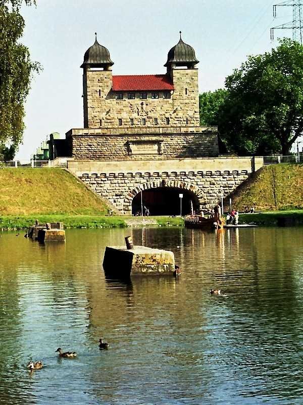 Alte Schleuse Henrichenburg in Waltrop-Oberwiese (20. Juli 2002). Die Schleuse wurde 1909 - 14 erbaut und 1989 nach Fertigstellung der Neuen Schleuse stillgelegt. Sie verband die Kanalhaltung Mnster - Datteln (- Herne) des Dortmund-Ems-Kanals mit der Haltung Waltrop - Dortmund (Fallhhe ca. 14 m).