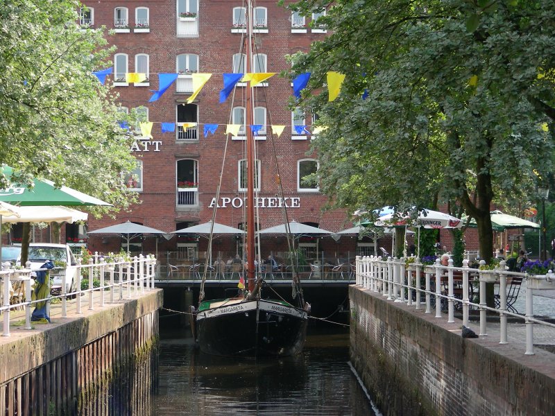 alter Lastkahn in einem Kanal in Buxtehude