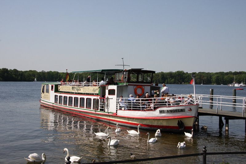 Am 01.05.2009 wartet MS  Angela  in Tegel auf Fahrgste, fr eine Rundfahrt ber den Tegeler See.