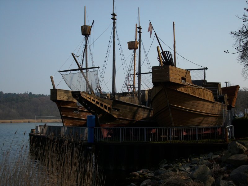 Am 04.April 2009 standen diese nachgebauten Koggen im Hafen von Ralswiek.Die Schiffe sind mit einem Motor ausgerstet und spielen bei den Strtebecker-Festspielen mit.