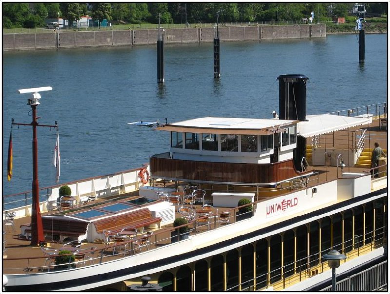 Am 07.05.2008 war das Kreuzfahrtschiff MS  River Queen  der niederlndischen Reederei Uniworld mit Heimathafen Rotterdam am Moselufer in Koblenz anzutreffen. Hier eine Detailaufnahme des Oberdecks mit der Brcke. Die Ausstattung wirkt sehr edel.