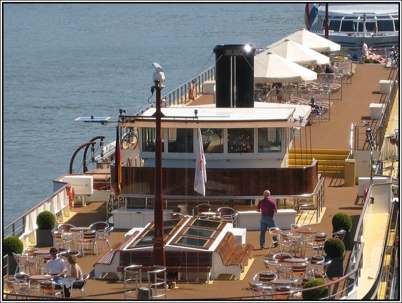 Am 07.05.2008 war das Kreuzfahrtschiff MS  River Queen  der niederlndischen Reederei Uniworld mit Heimathafen Rotterdam am Moselufer in Koblenz anzutreffen. Hier eine Detailaufnahme des Oberdecks mit der Brcke. Die Ausstattung wirkt sehr edel.