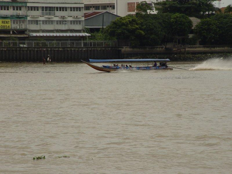 Am 07.07.2009 ist auf dem Chao Phraya Fluss in Bangkok dieses Longtailboot in voller Fahrt unterwegs. Diese Boote werden von ausrangierten Fahrzeugmotoren angetrieben, meist japanischer Fabrikation.