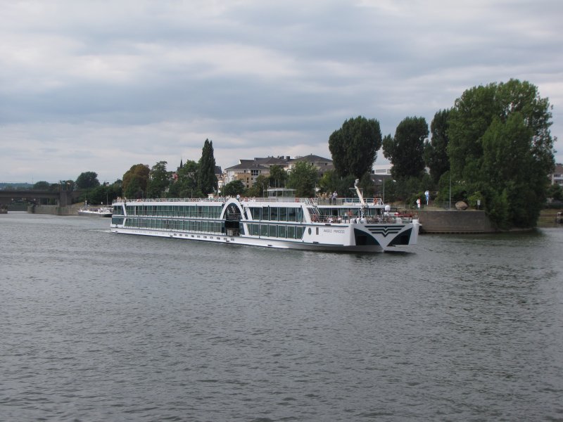 Am 12.08.09 fuhr die  AMADEUS PRINCESS  moselabwrts an Koblenz vorbei.