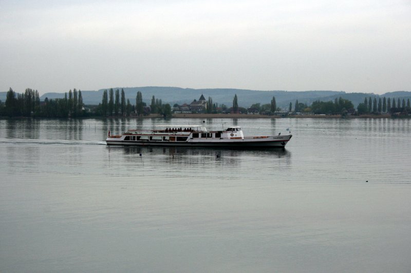 Am 16.4.2009, einem Tag ohne Fahrplanangebot, fuhr morgens die  Thurgau  vor Ermatingen vorbei Richtung Kreuzlingen. 