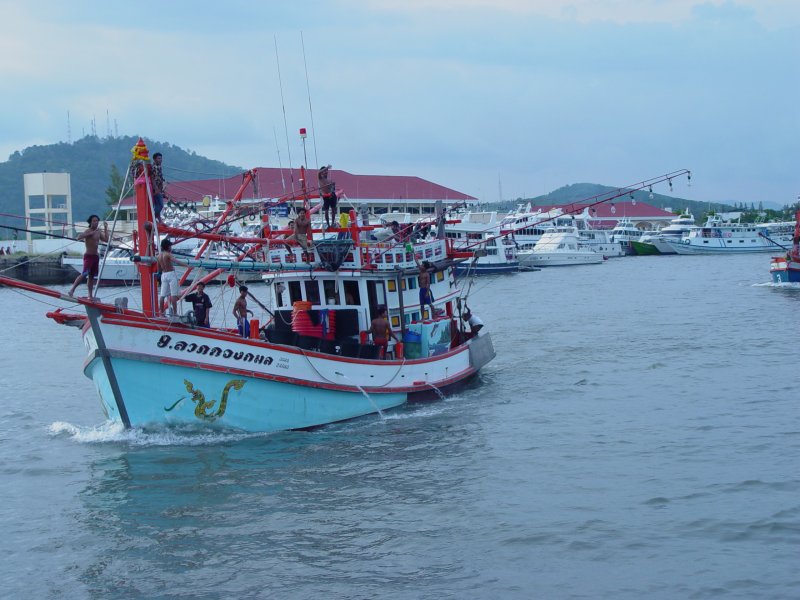 Am 17.04.2006 verlsst dieses Fischerboot den Hafen von Phuket Town um in der Andaman See auf Fang zu gehen