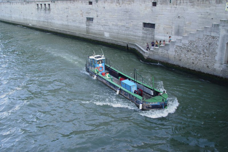 Am 19.07.2009 ist dieser kleine Lastkahn auf der Seine in Paris unterwegs