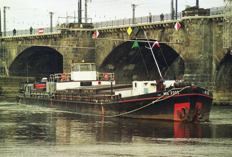 Am 19.11.1999 ist das tschechische Motorschiff  MN 7305  aus Děčn (Eich-Nummer LDc 474 CS, 634 Tonnen, 69,70 m x 8,89 m) in Dresden havariert. Bei der Bergfahrt durch die Marienbrcken ist das Schiff aus dem Ruder gelaufen und hat sich quer vor die Brcke gelegt. Da der Wasserstand der Elbe zu dem Zeitpunkt sehr niedrig war, lag es allerdings nicht direkt vor den Brckenpfeilern, sondern auf Untiefen oberhalb der Brcke. Durch die Schubschiffe  TR 32  und  TR 21 , untersttzt vom Vorspann-Schlepper  M 7 , konnte das Schiff noch am gleichen Tag freigeschleppt werden. Am Schiff entstand kein wesentlicher Schaden,  Lackkratzer  am Schiffsboden gibt es auf der flachen Elbe ohnehin sehr hufig. Scann vom Kleinbild-Negativ  