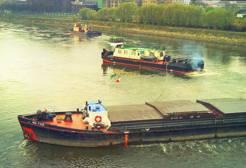 Am 19.11.1999 ist das tschechische Motorschiff  MN 7305  aus Děčn (Eich-Nummer LDc 474 CS, 634 Tonnen, 69,70 m x 8,89 m) in Dresden havariert. Bei der Bergfahrt durch die Marienbrcken ist das Schiff aus dem Ruder gelaufen und hat sich quer vor die Brcke gelegt. Da der Wasserstand der Elbe zu dem Zeitpunkt sehr niedrig war, lag es allerdings nicht direkt vor den Brckenpfeilern, sondern auf Untiefen oberhalb der Brcke. Durch die Schubschiffe  TR 32  und  TR 21 , untersttzt vom Vorspann-Schlepper  M 7 , konnte das Schiff noch am gleichen Tag freigeschleppt werden. Am Schiff entstand kein wesentlicher Schaden,  Lackkratzer  am Schiffsboden gibt es auf der flachen Elbe ohnehin sehr hufig. Scann vom Kleinbild-Negativ  