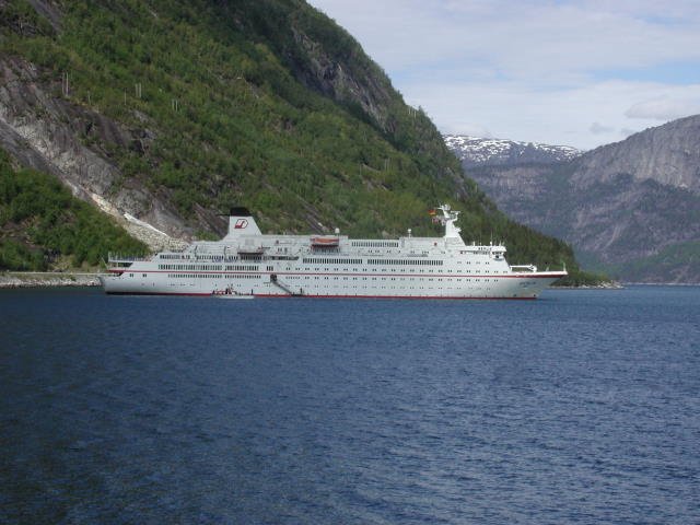 Am 20.05.2002 war die M/S  Berlin  zu Gast in Eidfjord. Interessierte Passagiere konnten einen Landausflug zum Vringfossen unternehmen.