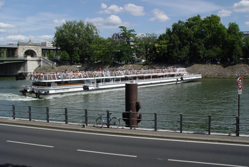 Am 20.07.2009 gesehen. Dieses grosse Bateau Mouches dreht bei der Brücke Pont Bir Hakeim in Paris in der Seine um seiner Anlegestelle zurück zu kehren