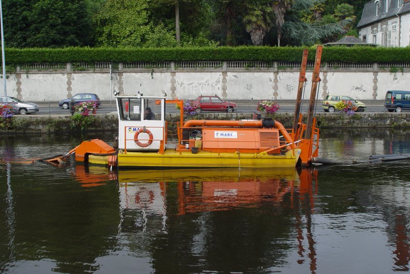 Am 22.07.2009 arbeitet dieses Saugbaggerschiff im Yachthafen von Morlaix in der Bretagne