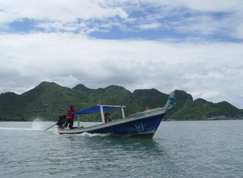 Am 23.10.2006 ist dieser Fischer mit seinem  Long Tail Boot  in der Andaman See unterwegs. Typisch fr diese Boote ist der Motor, der von einem Isuzu oder Hino oder Toyota oder einem anderen japanischen Fahrzeug stammt und der ber einen langen Schaft einen Propeller antreibt, der das Boot vorwrts bewegt. Zum Anhalten, wird der Schaft nur aus dem Wasser gehoben.