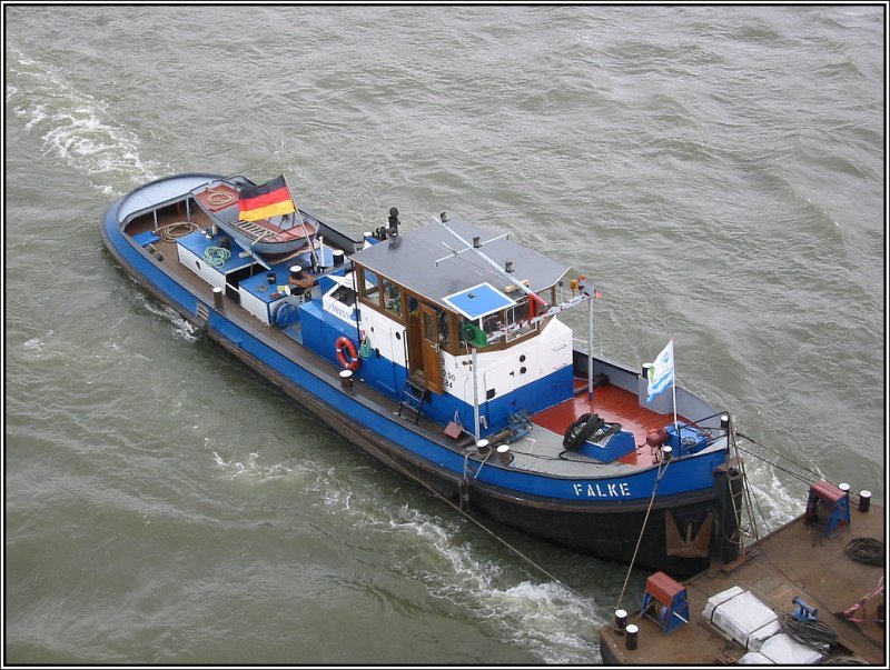 Am 25.03.2007 habe ich von der Dsseldorfer Rheinkniebrcke aus diesen kleinen Schubverband fotografiert, der sich rheinaufwrts bewegt hat.