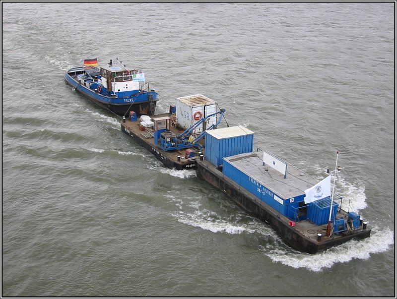 Am 25.03.2007 habe ich von der Dsseldorfer Rheinkniebrcke aus diesen kleinen Schubverband fotografiert, der sich rheinaufwrts bewegt hat. 