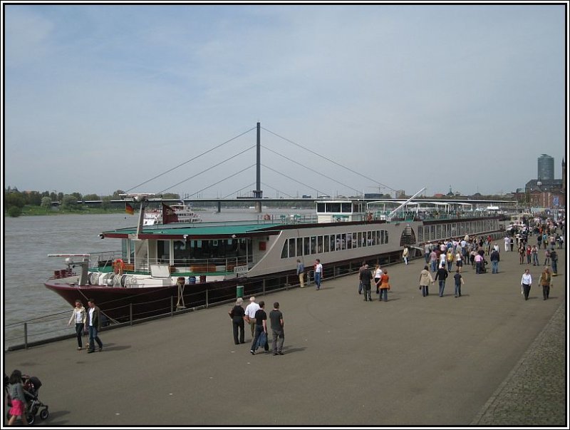 Am 27.04.2008 hatte das Flukreuzfahrtschiff MS  Serenity  an der Dsseldorfer Rheinpromenade angelegt.