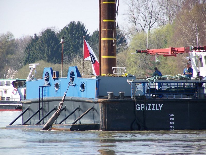 Am 28.03.2007 in Kln-Porz. Das Kranschiff  Grizzly  (Europanummer: 4032690) bei Bergungsarbeiten am havarierten Containerschiff  Excelsior .