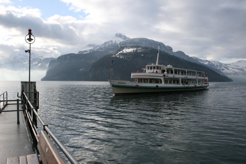 Am 30.12.2007 war die  Europa  wie gewohnt auf Kurs 11 unterwegs, als vor Brunnen die ersten Sonnenstrahlen des Tages die Wolken ber dem Urnersee durchbrachen. 