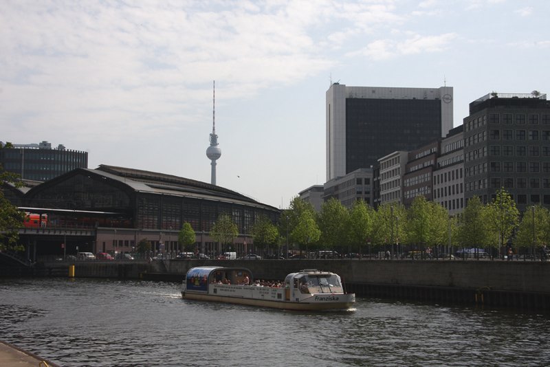 Am Bf Friedrichstrae ist die  Franziska  unterwegs. (Berlin, 30.04.2009)