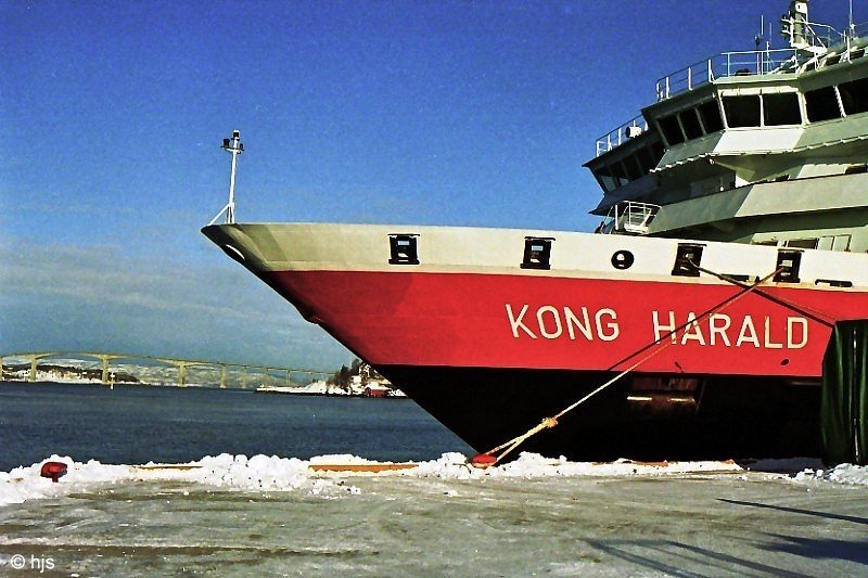 Am Bug der  Kong Harald  vorbei sieht man die Gisundbrcke bei Finnsnes (2. Mrz 2006).