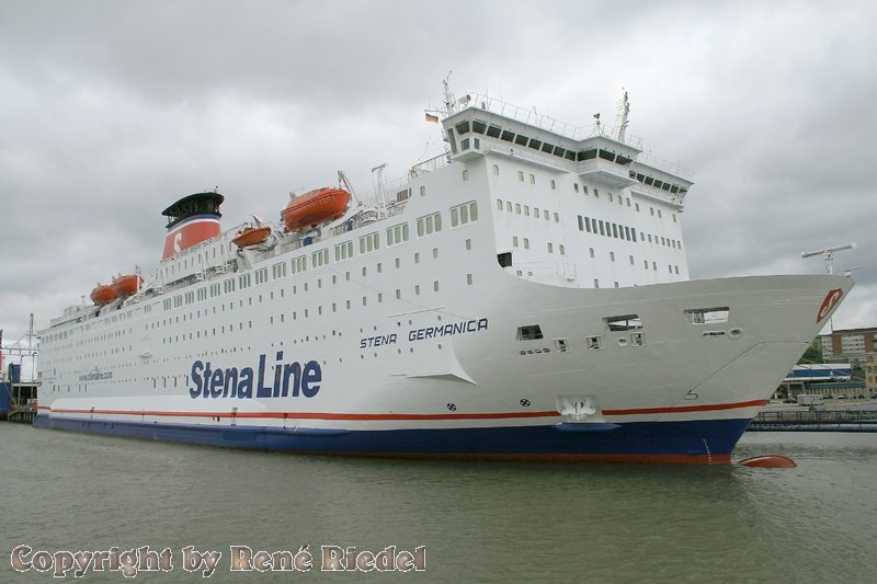 Am Deutschlandkai in Gteborg liegt die  Stena-Germanica . Mit diesem Schiff fuhren wir am 23.8.2008 nach Kiel. Die angegebene Fahrzeit betrgt immerhin 13h und 30min. Diese Aufnahme entstand aber am 5.8.2008 von einem Wassertaxi aus.