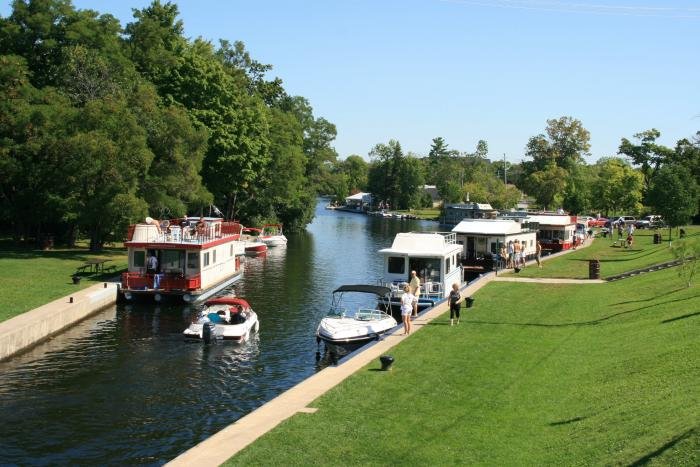 Am Km 222,2 warten Sport- und Hausboote auf die Passage der Lock #32, Bobcaygeon; 30.08.2008