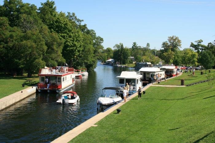 Am Km 222,2 warten Sport- und Hausboote auf die Passage der Lock #32, Bobcaygeon; 30.08.2008