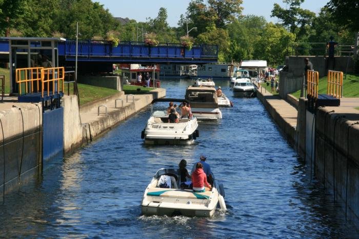 Am Km 222,4 befindet sich die Bobcaygeon Swing Bridge. Nachdem einige Sportboote die Loch #32, Bobcaygeon verlassen haben, ffnet sich die Brcke; 30.08.2008