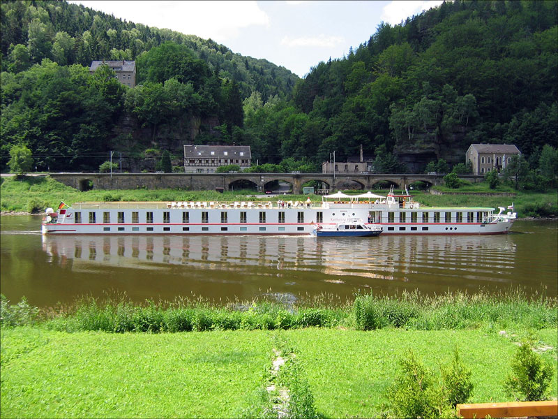 Am Kreuzfahrtschiff KATHARINA VON BORA hat - wahrscheinlich weil es aus Tschechien gekommen ist - ein Boot des Bundesgrenzschutz festgemacht; Elbe bei Schmilka (Schsische Schweiz), 20.06.2005
