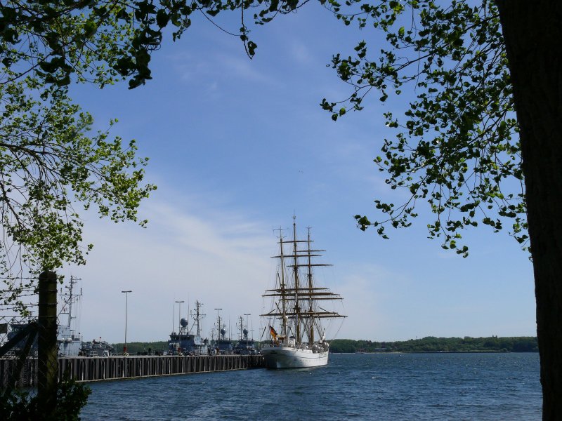 Am Tirpitzkai in Kiel liegt die heute von einer mehrmonatigen Ausbildungsfahrt zurckgekomme GORCH FOCK, das Segelschulschiff  der Marine (Lnge 89m, Breite 12m), 14.05.2009
