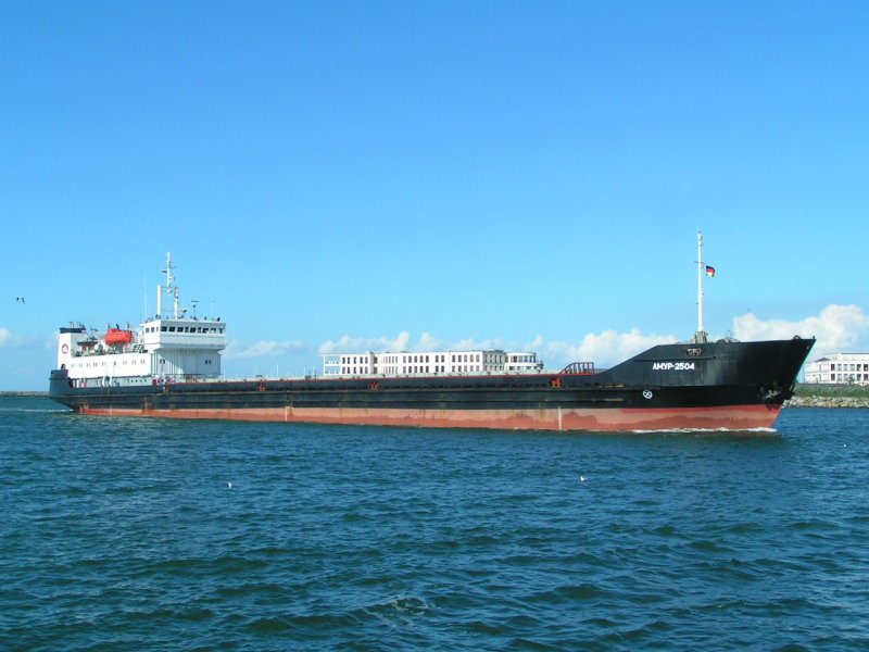 Amur 2504; ein Frachtschiff unter russischer Flagge mit einer Lnge von 116.0m und einer Breite von 14.0m fhrt in den Hafen, 070828