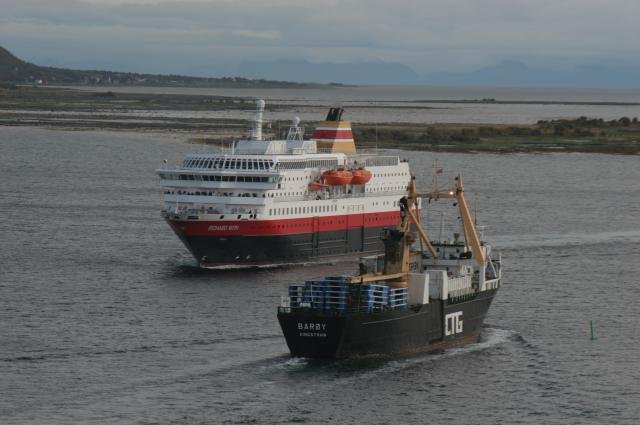 An der westlichen Einfahrt der Risyrenna begenen sich die M/S  Richard With  und die M/S  Bary . Danach legt die sdgehenden Hurtigruten am Kai von Risyhamn an; 07.09.2006