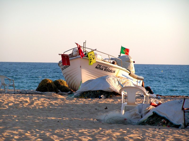 ARMAÇÃO DE PÊRA (Distrikt Faro), 10.02.2005, ein Fischerboot am Strand