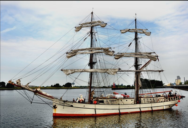  Astrid  - Brigg aus Holland - auf der Weser gesehen am 14.06. 09
Lg. 41,25 m - Br. 6,46 m - Segelflche 510 m2 - Baujahr 1918 -  Heimathafen Enkhuizen NL